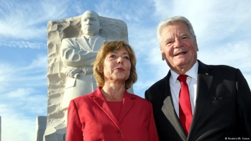 Президент ФРГ передал Госдепу кусок Берлинской стены