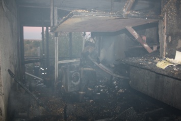 В Запорожье спасатели вытащили из горящей квартиры дедушку