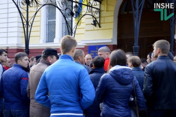 Николаевские общественники, которых не приняли в новую полицию, пикетировали здание облУВД