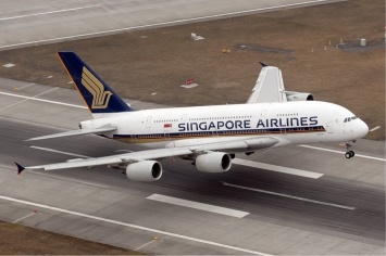 В аэропорту Сингапура у самолета отвалилась передняя стойка шасси
