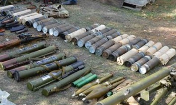 В Луганской обл. около базы отдыха изъяли крупную партию оружия и боеприпасов