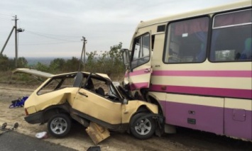 Во Львовской обл. водитель "ВАЗа" столкнулся с автобусом и погиб на месте, три человека травмированы