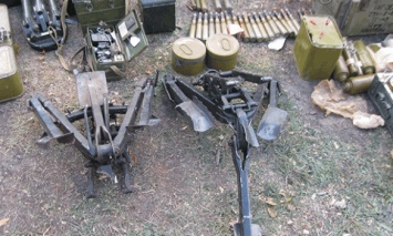 В Луганской обл. в лесополосе откопали тайник с арсеналом боеприпасов