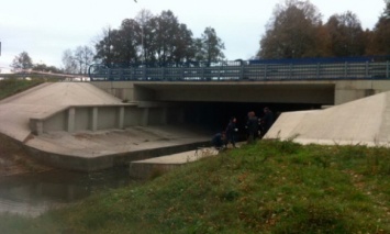 Под мостом на автодороге Киев-Чоп нашли в воде арсенал боеприпасов