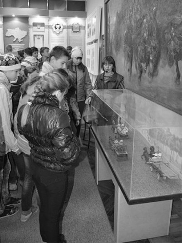 Спасатели Николаева провели экскурсию по выставочно-экспозиционному центру для учащихся 9 класса