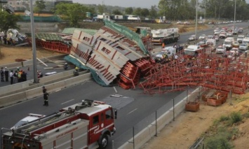 В ЮАР обрушились опоры временного моста, погибли два человека