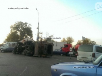 ДТП в Одессе: возле поста ГАИ перевернулся мусоровоз. ФОТО
