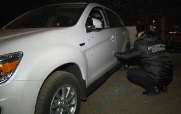 В Киеве от взрыва гранаты повреждены три автомобиля