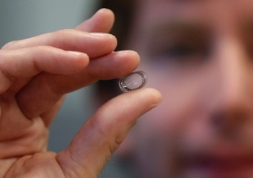 Google разработал «умные» контактные линзы, работающие от солнечной энергии
