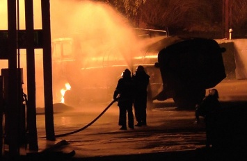 В Санкт-Петербурге горит склад, огнем охвачена площадь в 10 тыс. кв. м