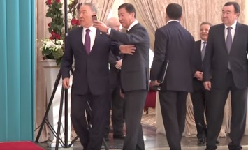 Назарбаев отказался сделать селфи с казахским миллиардером Утемуратовым
