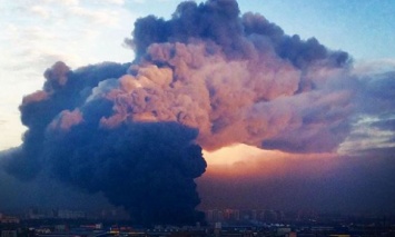 МЧС РФ пятнадцатый час не может справиться с пожаром на складе в Петербурге