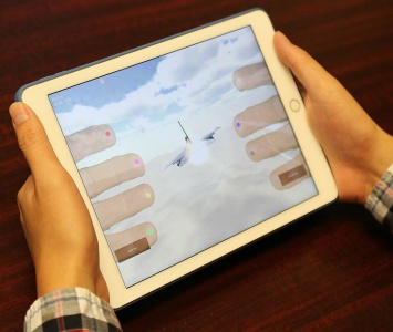 Чехол HandScape, позволяющий пользователю «видеть» свои пальцы сквозь iPhone и iPad, собрал средства на Kickstarter