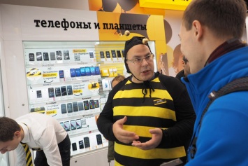 Фотофакт: Муртазин в костюме пчелы продает iPhone 6s в офисе «Билайна»