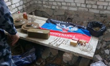 В Верхнеторецком Донецкой обл. обнаружен тайник с боеприпасами и флагом "ДНР"