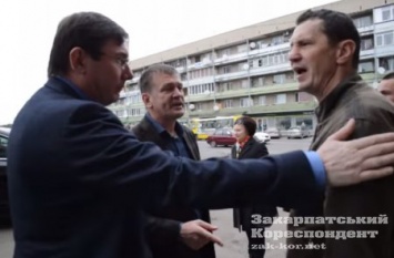 Потасовка в Ужгороде: Луценко, Горват и Москаль спорили с активистами о рекламе Качура на 16-этажке (ВИДЕО)