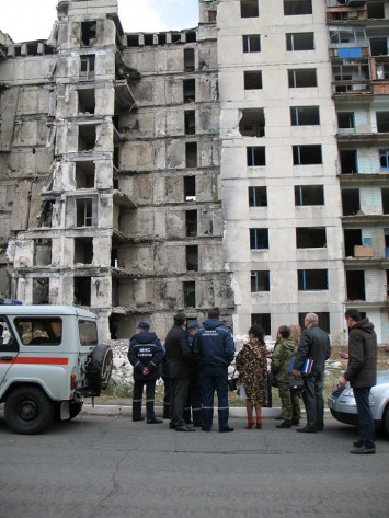 Луганские власти собираются обратиться к Премьер-министру из-за проблемы с разрушенной многоэтажкой в Лисичанске (фото)