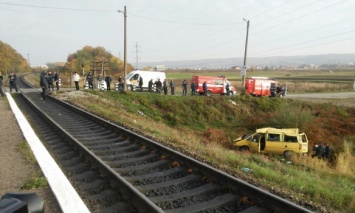 В Ивано-Франковской обл. поезд на переезде врезался в автомобиль, пострадали два человека