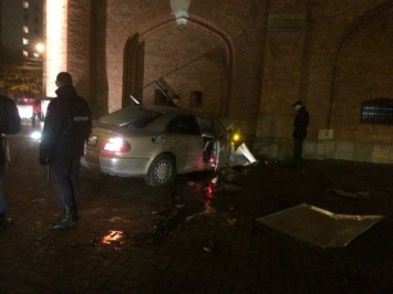 Ночью в Калининграде Mercedes протаранил Королевские ворота
