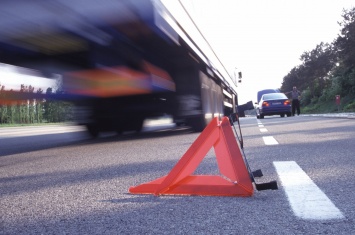 В Кузбассе на трассе Renault протаранил автобус, водитель погиб
