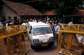 В Индии 10 человек погибли при падении автобуса в ущелье