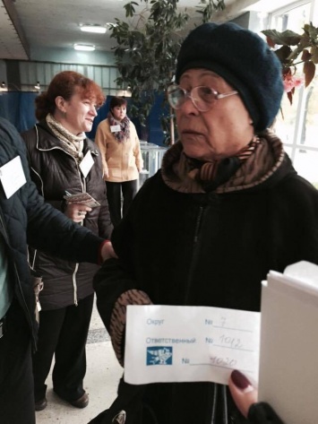 В Северодонецке избиратели голосуют по талончикам (фотофакт)