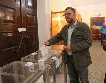 В Николаеве в Доме культуры Строителей на улице Спасской голосуют вип-избиратели