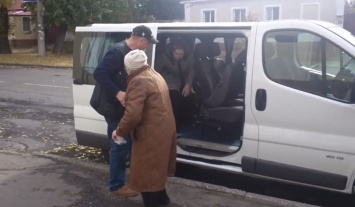 На участок в николаевской «Могилянке», ректор которой баллотируется в депутаты, организовали подвоз пенсионеров