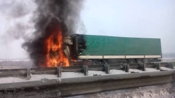 В Калининградской области на трассе загорелся грузовик с луком