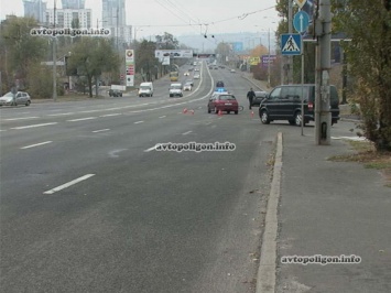 ДТП в Киеве: на проспекте Воссоединения Peugeot сбил велосипедиста. ФОТО