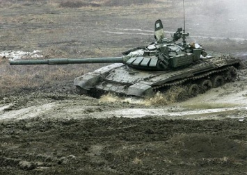 Боевики проводят танковые стрельбы, оборудуют полевые лагеря