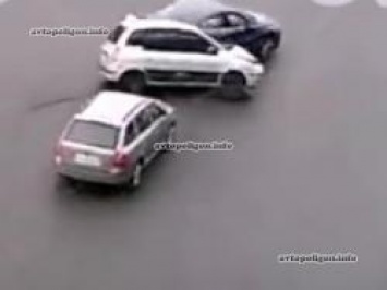 ВИДЕО ДТП в Киеве: аварийный "дрифт" таксиста на Hyundai Matrix