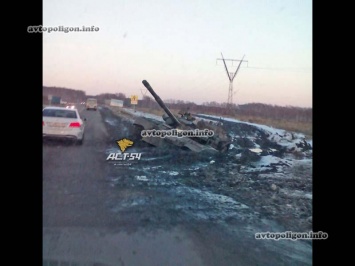 Российских дорог боятся даже танки! Неподалеку от Новосибирска танк утонул в грязи. ФОТО