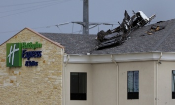 В результате наводнений и торнадо в Техасе погибли люди