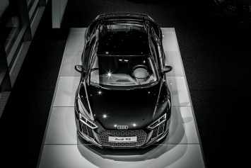 Audi R8 V10 Plus 2015 завораживает цветом Mythos Black