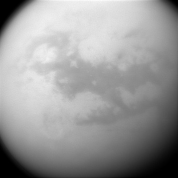 NASA поделились снимками облачной и дождливой погоды на Титане