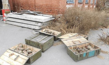 В Сватово в заброшенном доме обнаружили 171 противотанковую мину с запалами