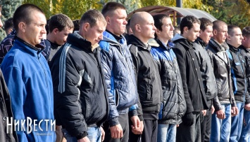 Николаевцы торжественно провели 40 срочников, которые будут проходить службу в Вооруженных Силах и Нацгвардии
