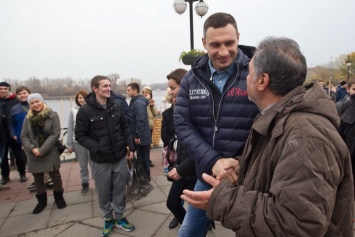 Кличко присоединился к субботнику на Оболони и пообщался с киевлянами на продовольственной ярмарке на Троещине