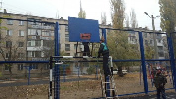 Во дворе Ленинского района «бонусом» установили баскетбольные щиты и игровой комплекс