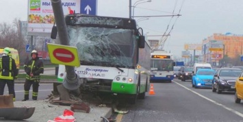 В Москве пассажирский автобус врезался в столб, семь пострадавших