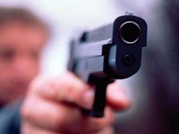 Нетрезвый мужчина угрожал пистолетом работнику магазина в Киевской области