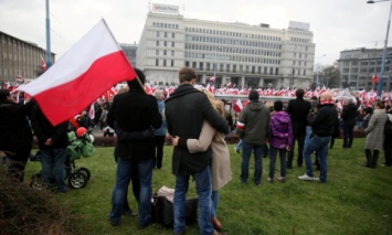 В Варшаве более 30 тыс. человек проводят марш по случаю дня независимости Польши