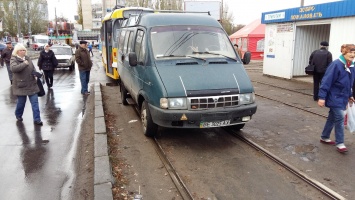 В Николаеве очередной нарушитель заблокировал движение трамвая №10
