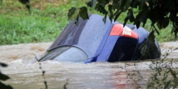 На Закарпатье Audi слетело с трассы в реку, четверо погибших