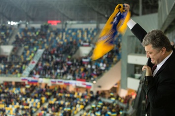 Порошенко пришел на матч Украины и Словении во Львове