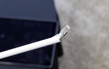 Американец сломал Apple Pencil во время зарядки, проверяя его на прочность [видео]