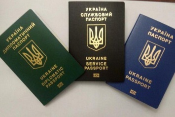 Порошенко поддержал петицию о замене русского языка в украинских паспортах на английский