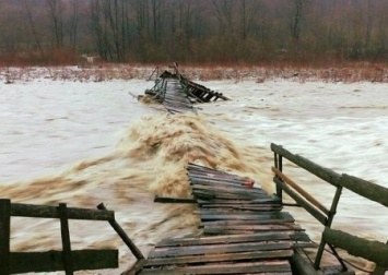 Стихия свирепствует: В Тячево паводок размывает дороги, разрушает мосты и электросети (ВИДЕО, ФОТО)