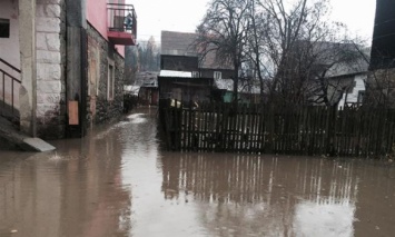 Паводок на Закарпатье: подтоплено 315 домохозяйств, разрушена дорога на Драгобрат